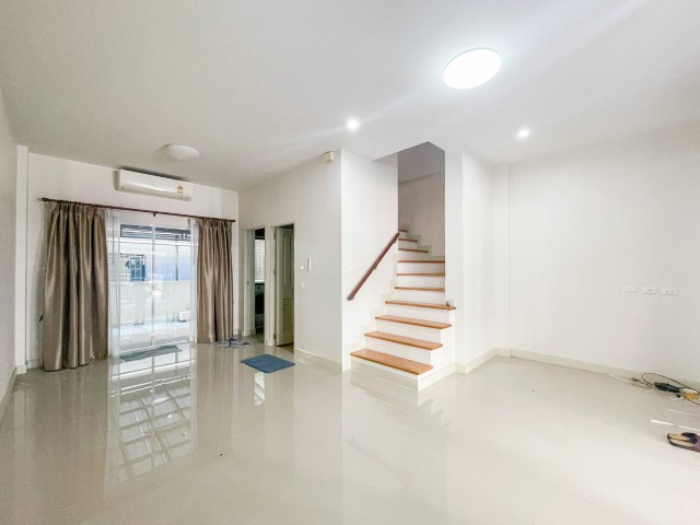 *****ทาวน์โฮมมือสอง ม.ชวนชื่นโมดัส วิภาวดี เนื้อที่กว้างขวางมากถึงเกือบ 25 ตร.ว. ฟังก์ชัน 3 ห้องนอน 3 ห้องน้ำ หน้าบ้านจอดรถได้ 2 คัน บ้านสไตล์ Home Office บนทำเลแห่งการเดินทาง ใกล้ฟิวเจอร์พาร์ค รังสิต และทางด่วน "อุตราภิมุข" ในราคาคุ้มสุดในย่าน!